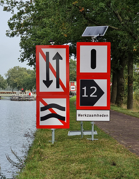 Verhuur van scheepvaartborden langs het water